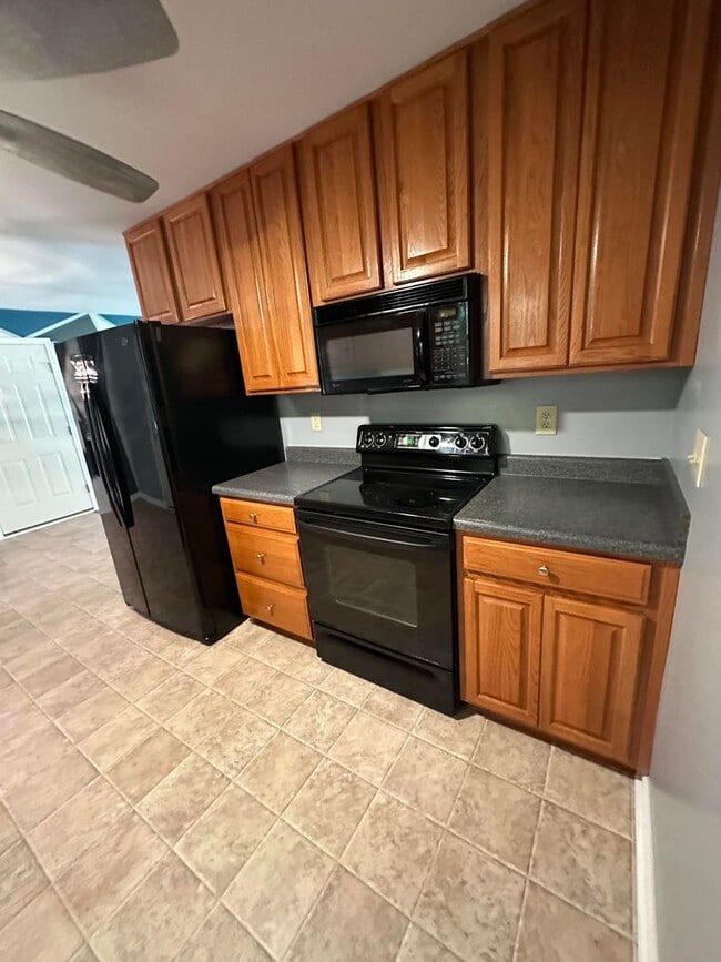 Building Photo - Get your lake therapy on, with this 3br 1ba close to the lake!
