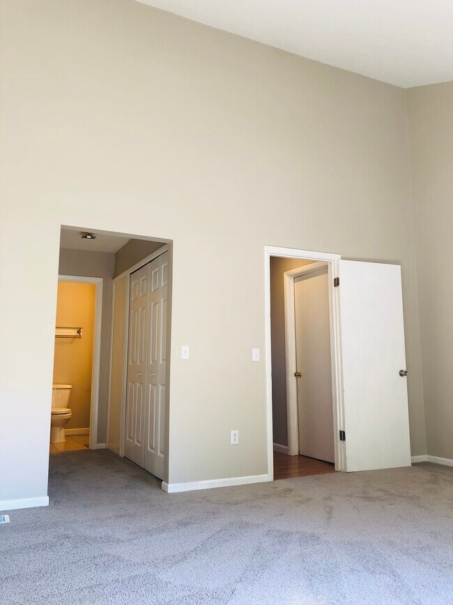 Master bedroom suite with vaulted ceiling - 2550 W Village Dr