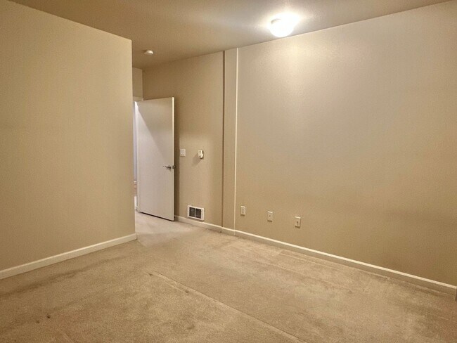 Building Photo - Beautiful 1 bed condo in the heart of Bell...