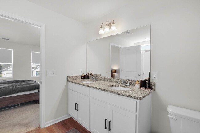 Building Photo - Bright & Welcoming 5-Bedroom Home in Richmond Hill, GA