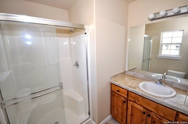 Building Photo - Craftsman Style Townhouse - 3 bedroom, 2.5 bath w/ Bonus Room - Attached Double Garage