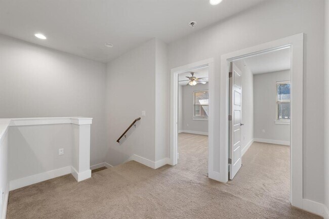 Building Photo - 13800 Lyndhurst St
