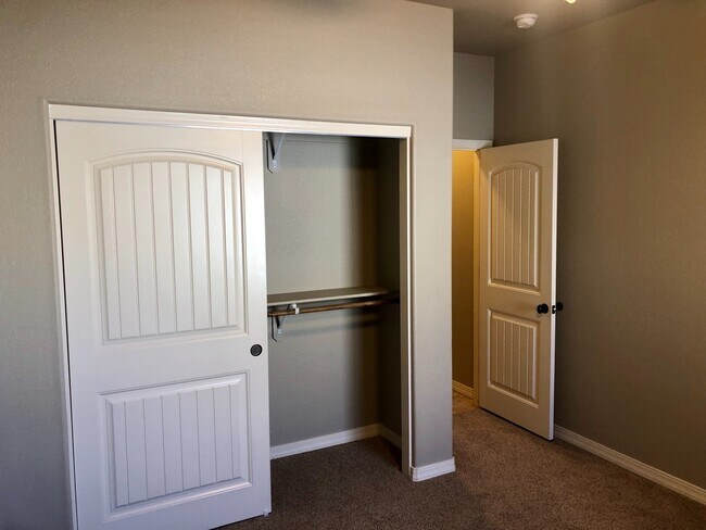 Building Photo - Spacious 4 Bedroom in Southern Vista Estates!