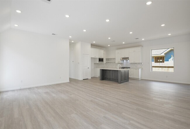 Building Photo - 28820 Bobcat Run Dr