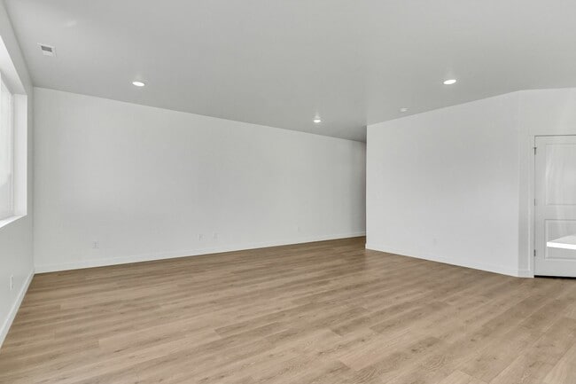 Building Photo - 825 W 700 S