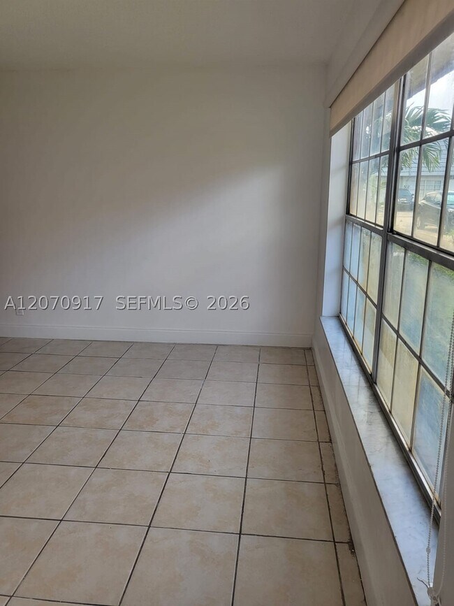 Building Photo - 2554 NW 52nd Ave