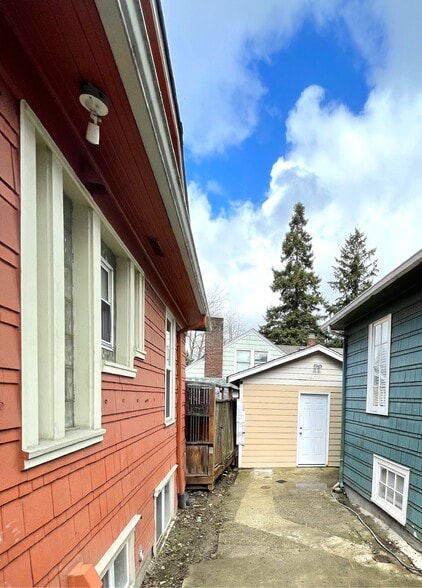 Building Photo - 704 NE 53rd St