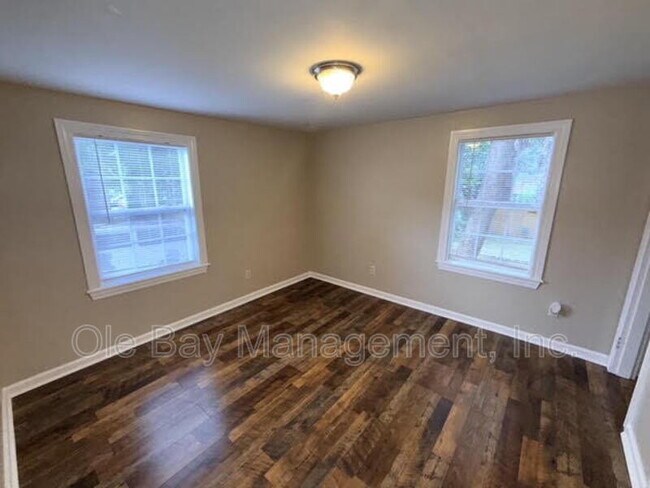 Building Photo - 109 S Carlen St