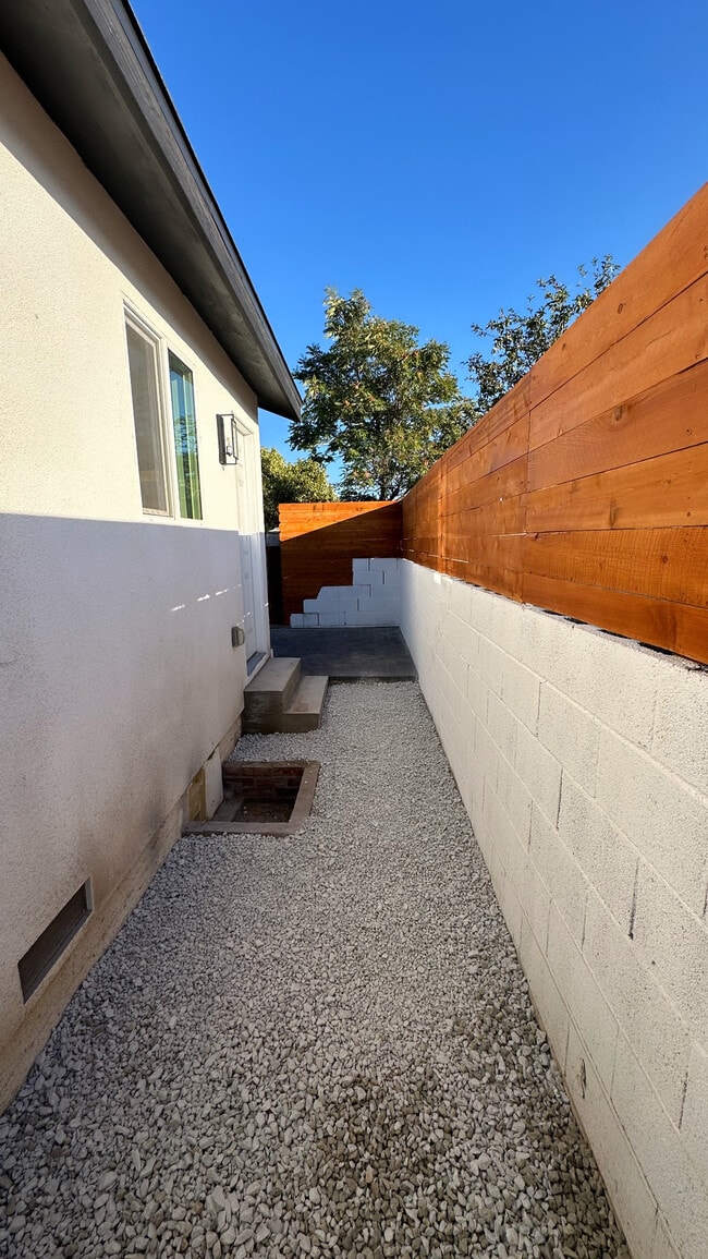 Building Photo - 10207 Bartee Ave