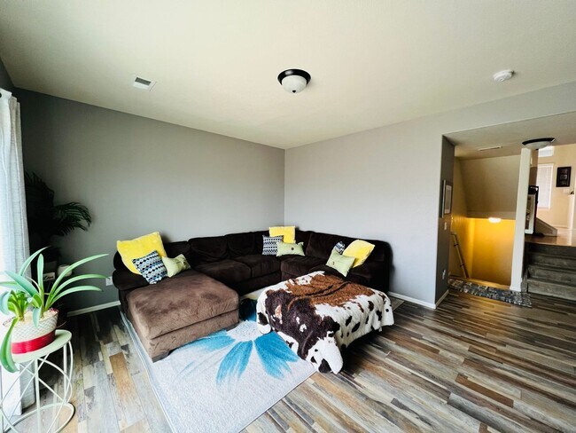 Building Photo - Gorgeous 3 bed/2.5 bath home with 3-CAR TA...