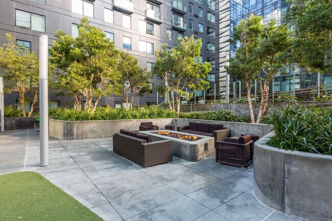 Building Photo - 8 10th St