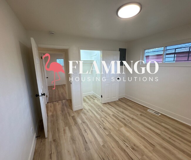 Building Photo - 305 Mercer Ave