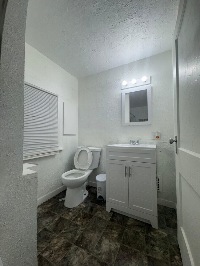 Building Photo - 540 Blaine Ave