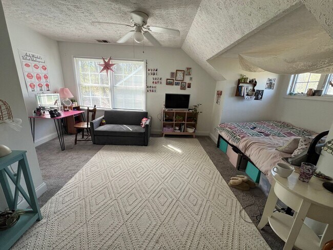 Building Photo - 4 Bedroom/4 Bathroom House!