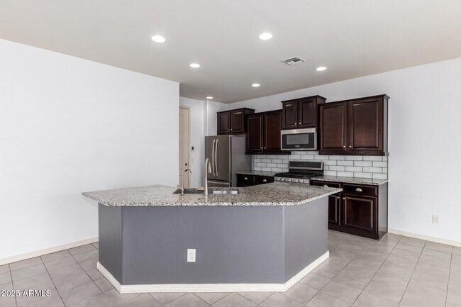 Building Photo - 5427 S Canyon Rim