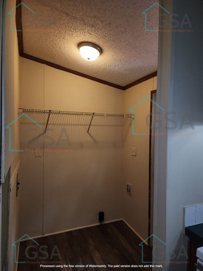 Building Photo - 3 Bedroom Mobile Home Available!