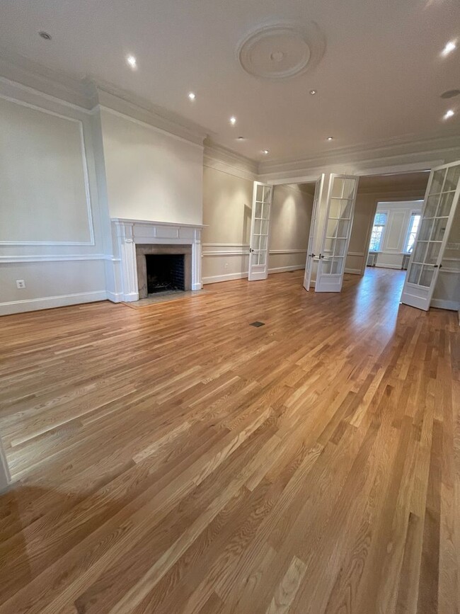 Building Photo - Kalorama Grandeur with 2 Car Garage and la...