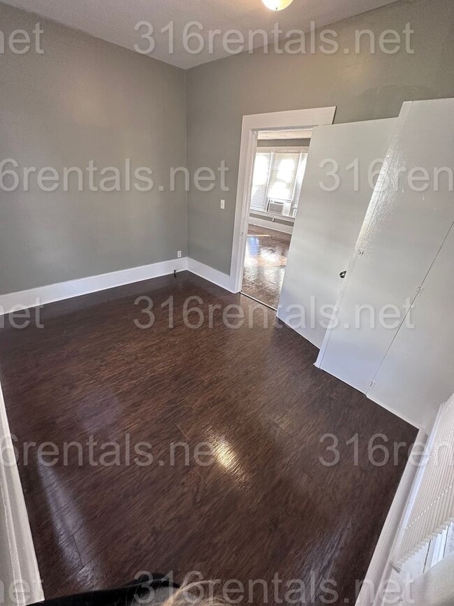 Building Photo - $895 - **COMING SOON** 2 bedroom / 1 bathroom - Single Family Home