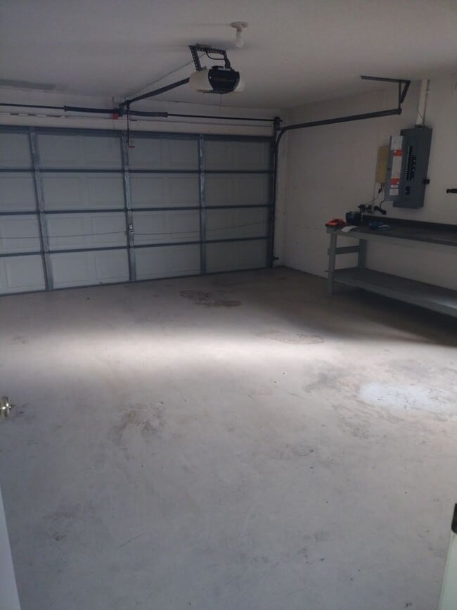 Building Photo - 2 bedroom 2 bathroom Large House for rent ...