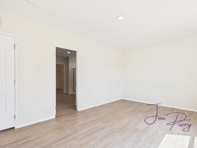 Building Photo - Large Spacious 5 Bedroom House with Fenced Yard