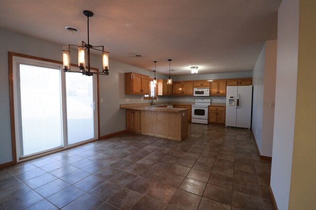 Building Photo - Beautiful 3 bedroom home just minutes from Manhattan and Fort Riley!