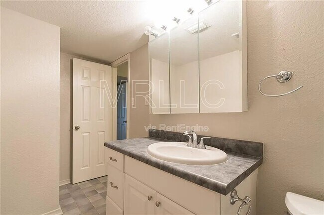 Building Photo - 4012 Ridglea Country Club Dr