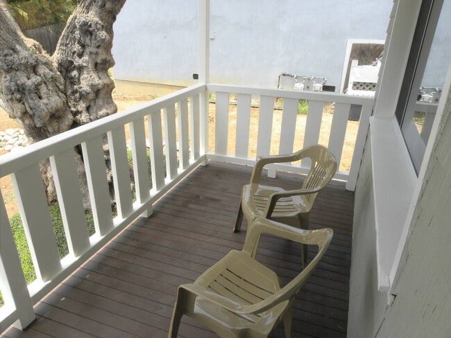 Building Photo - 324 Vista Pl