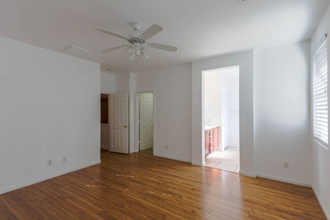 Building Photo - 3 Bedroom Summerlin South Beauty