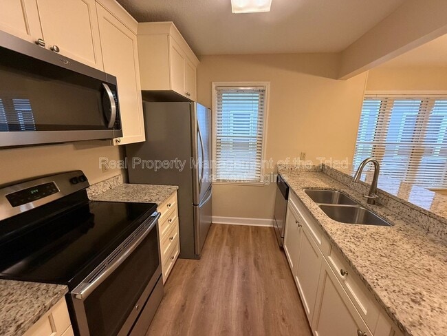 Building Photo - 230 Oakwood Ct