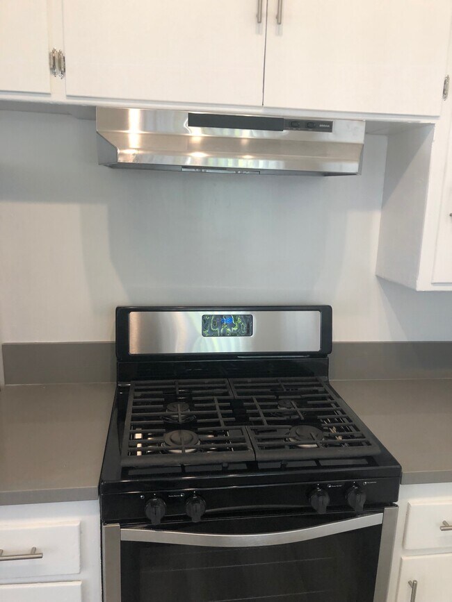 Building Photo - 801 N Eucalyptus Ave