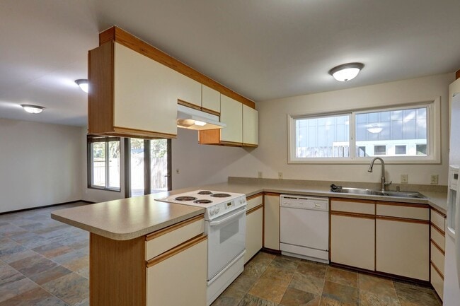 Building Photo - Beautifully Refinished 4BR 2BA Home on Lar...