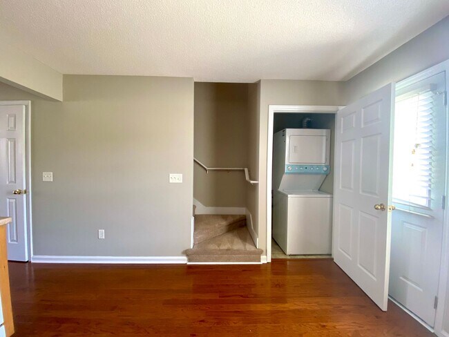 Building Photo - 2 Bedroom Townhome in Jacksonville