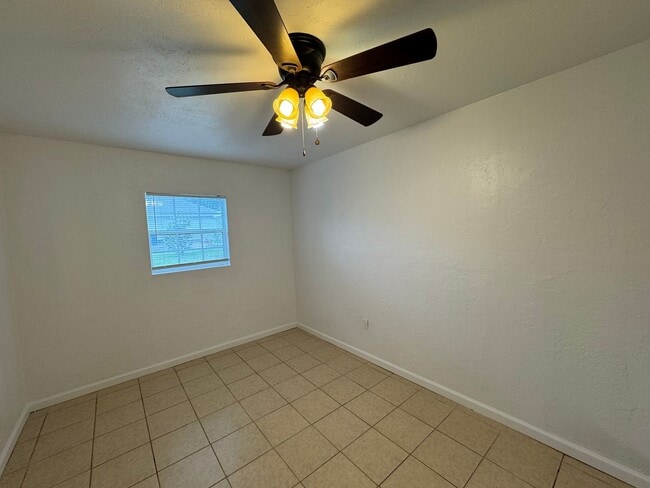Building Photo - GORGEOUS! 5 Bedroom, 3 Bathroom Home in Deland!