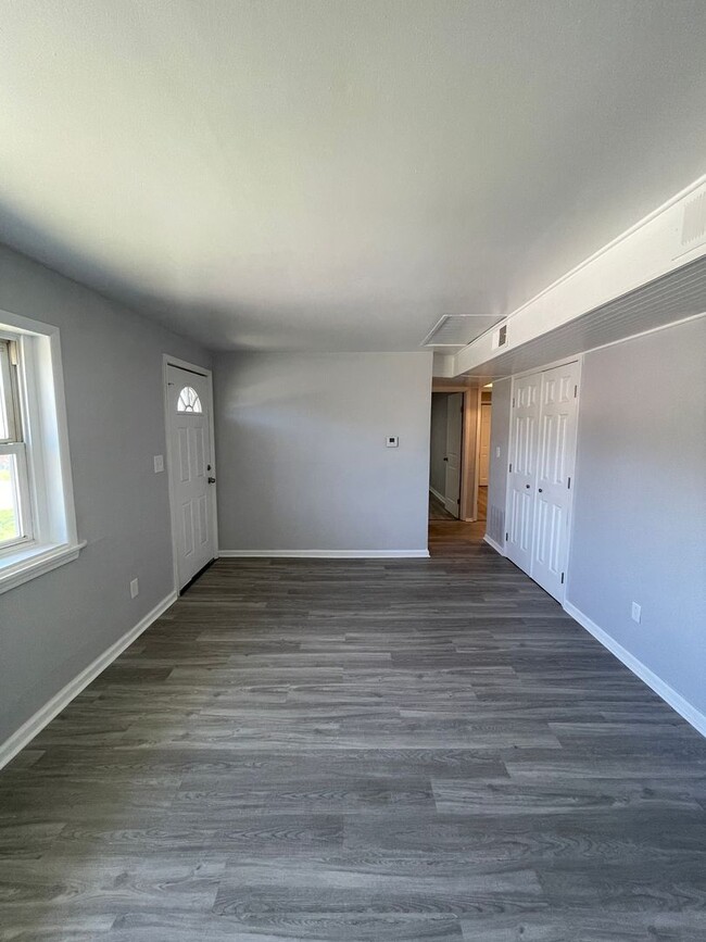 Building Photo - Freshly Renovated 3 Bedroom Ranch with Mod...