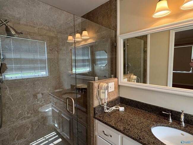 Building Photo - 816 Mira Vista Dr SE