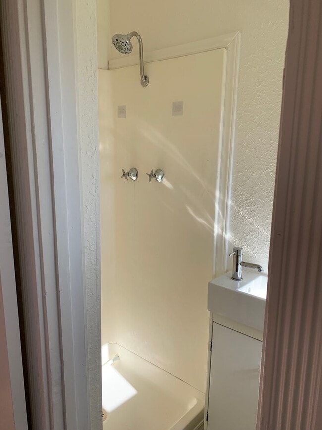 Building Photo - Country Home!