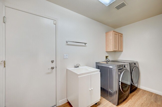 Building Photo - Charming 2 Bedroom, Single-Story Home in S...