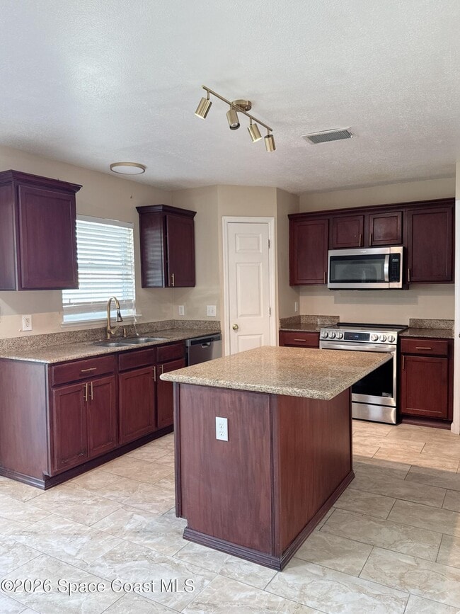 Building Photo - 1718 Sawgrass Dr SW