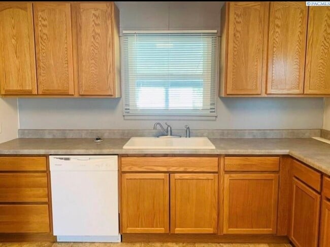 Building Photo - 1110 Ione Dr