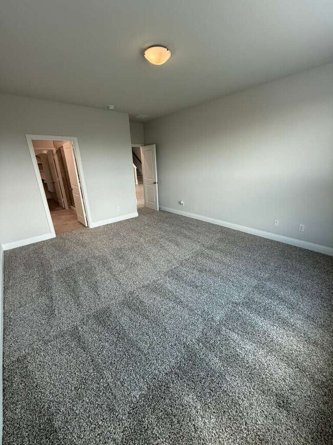 Building Photo - 517 Lana Dr