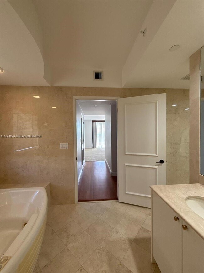 Building Photo - 785 Crandon Blvd