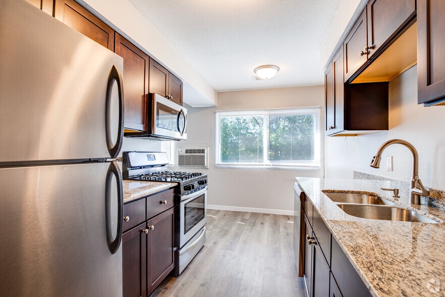 1BR, 1BA - Kitchen - Riverwood 6425