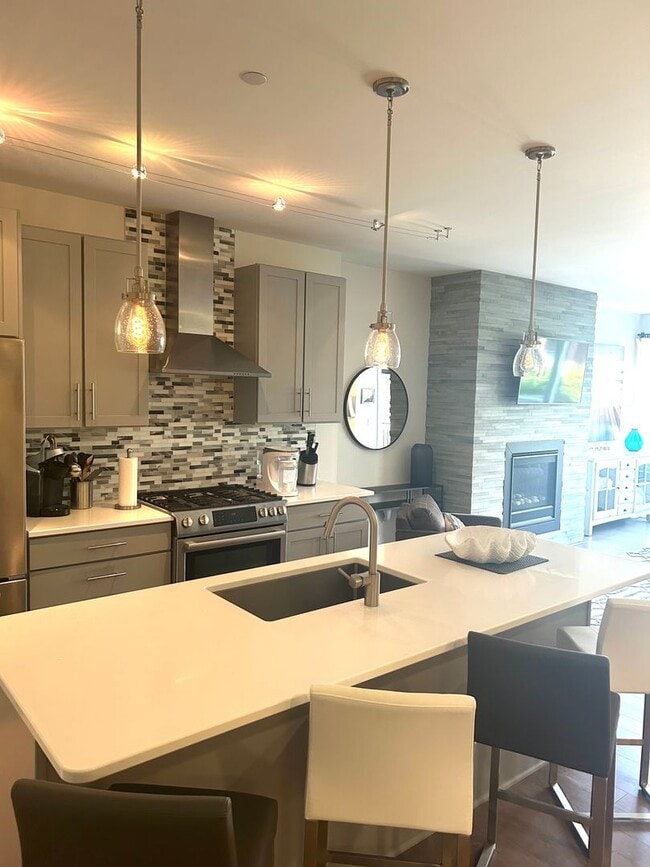 Building Photo - Gorgeous Fully Furnished 2BR/1BA Condo Ava...
