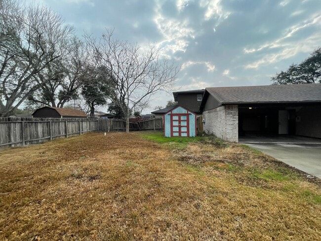 Building Photo - 3/2 Southside 1800 sqft, pet friendly, enc...
