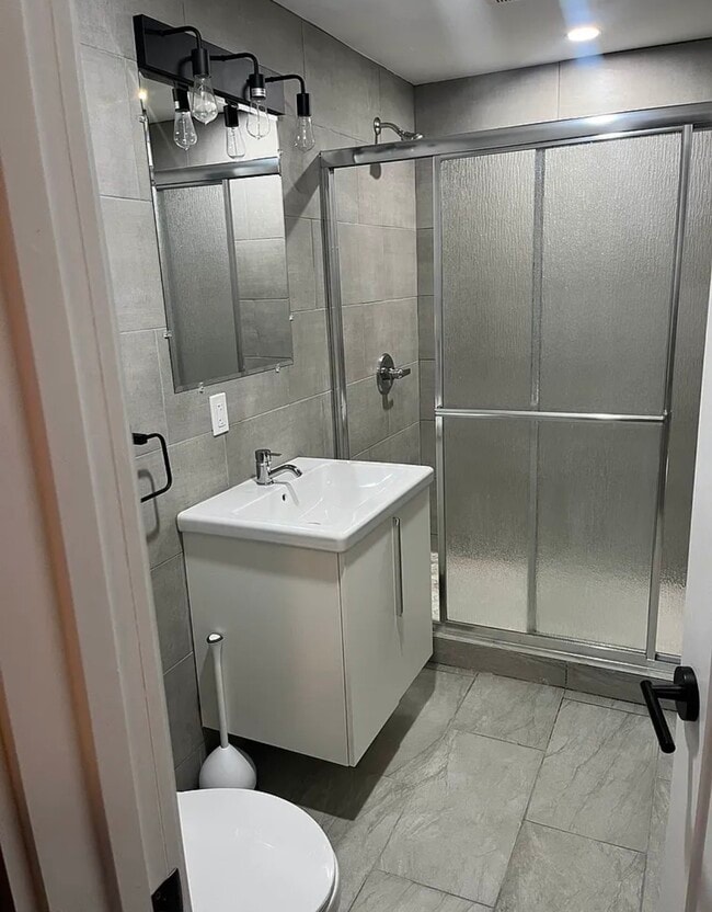 Building Photo - 19 Throop Ave