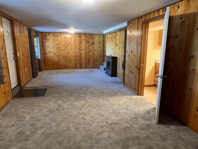 Building Photo - Spacious 3 bed/2 bath home with RV/Boat parking, shop and storage shed, a/c, deck with VIEWS and ...