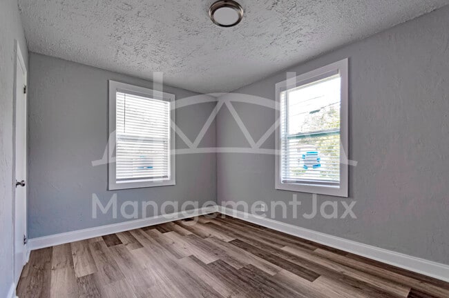 Building Photo - 1536 W 10th St