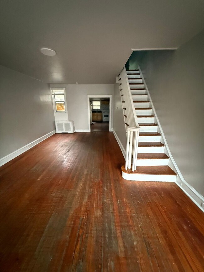 Building Photo - Port Richmond-traditional 3 bedroom home f...