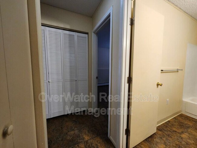 Building Photo - 815 N Park St