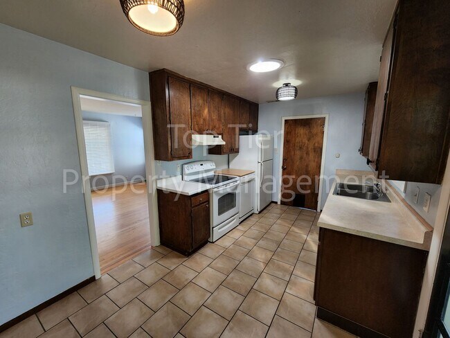 Building Photo - Cozy 2 Bed/1 Bath/ 816 Sqft House in Pleasant Hill available May 15th for lease!
